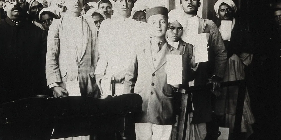 1910-ஆம் ஆண்டு கசௌலியில் உள்ள பாஸ்டர் இன்ஸ்டிடியூட் மருத்துவமனையில் தடுப்பூசிக்காக சிகிச்சை அட்டைகளுடன் காத்திருக்கும் நோயாளிகள்